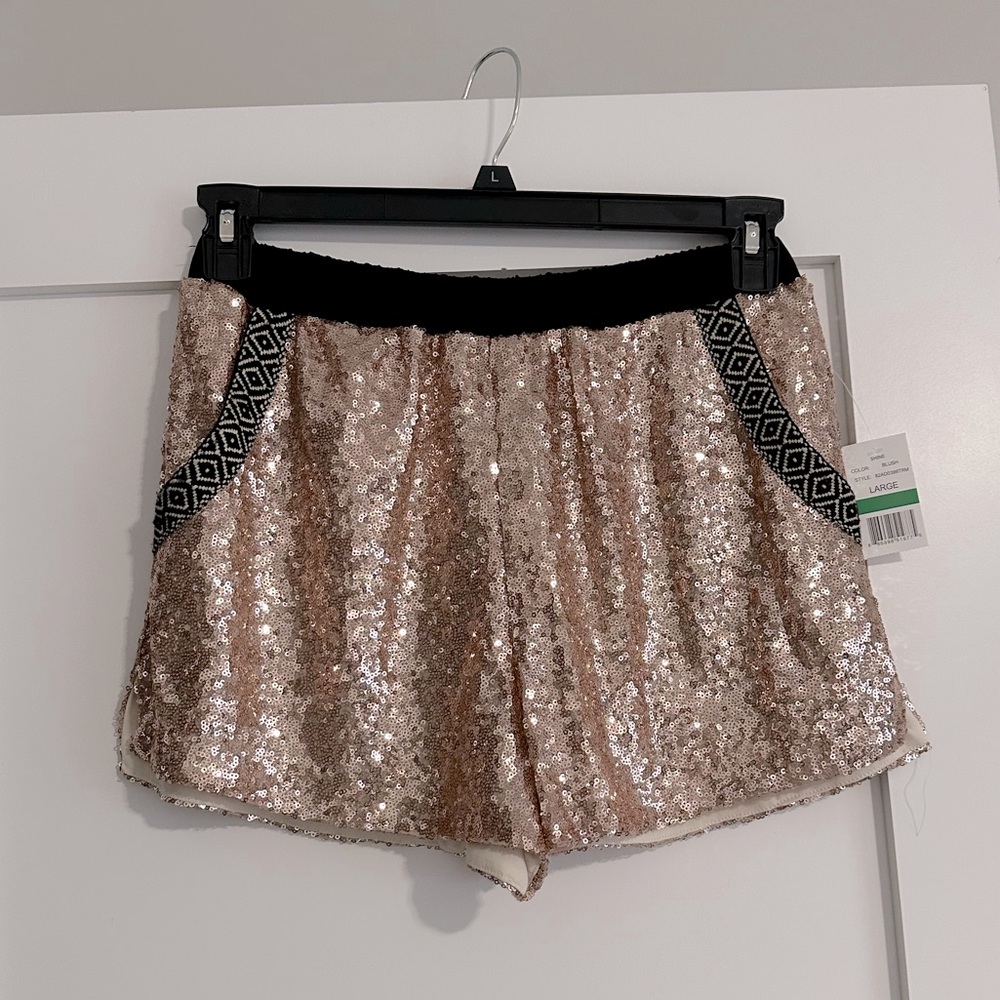 Rose gold sequin shorts
NEVER WORN!